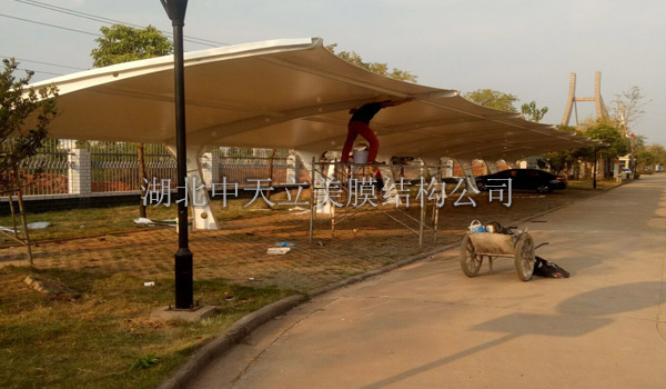 膜結(jié)構(gòu)車(chē)棚現(xiàn)場(chǎng)施工圖