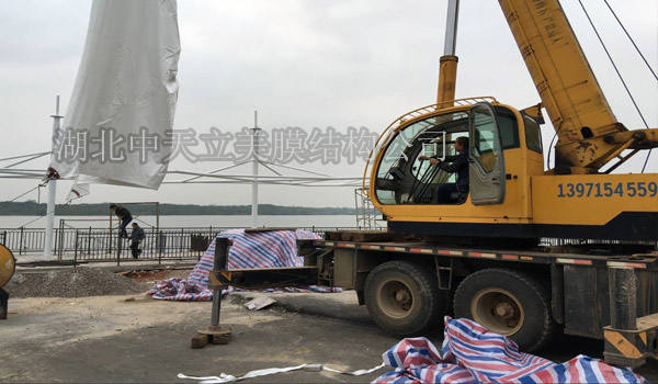 葛店游艇碼頭景觀膜結(jié)構(gòu)現(xiàn)場拉膜照片