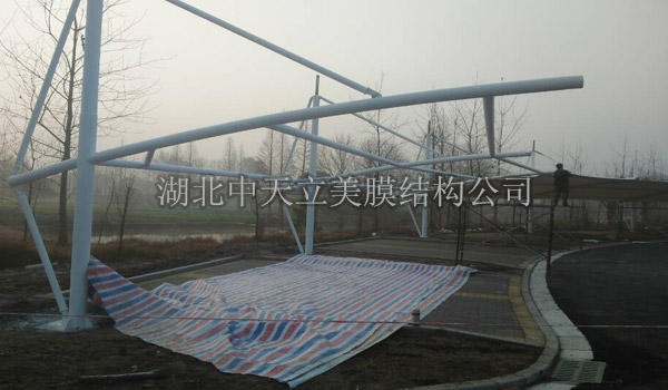 膜結(jié)構(gòu)車棚現(xiàn)場拉膜照片