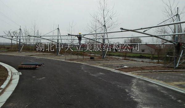 膜結(jié)構(gòu)車棚現(xiàn)場施工照片