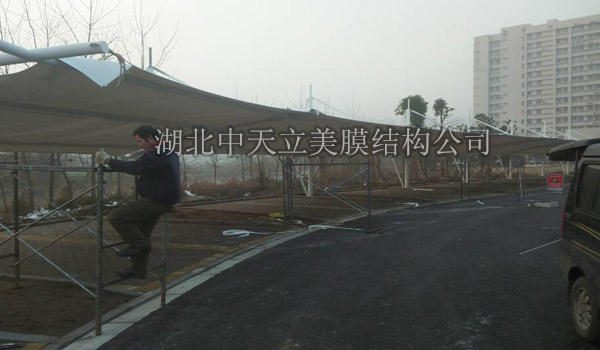膜結(jié)構(gòu)車棚現(xiàn)場拉膜照片