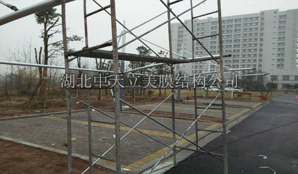 膜結(jié)構(gòu)車棚現(xiàn)場施工照片