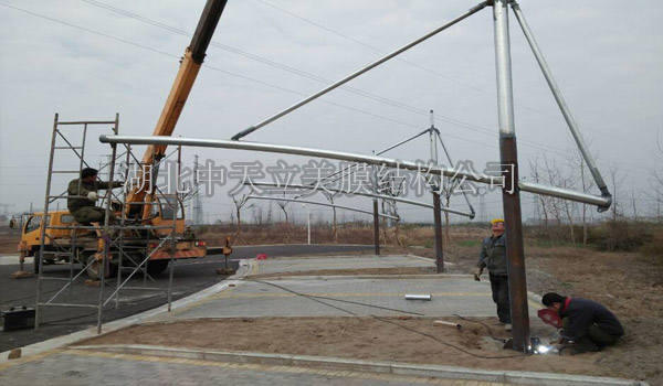 膜結(jié)構(gòu)車棚現(xiàn)場施工照片