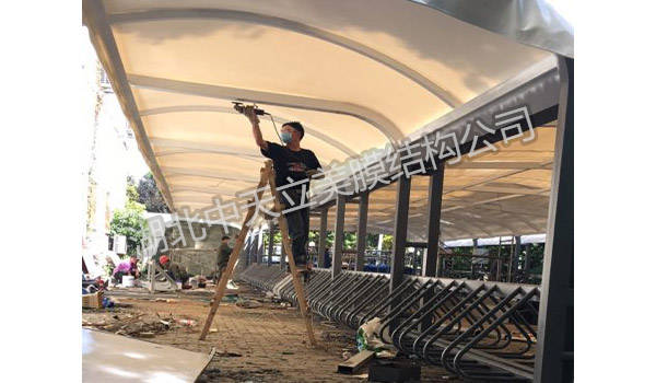 膜結構自行車棚