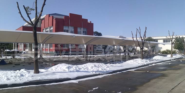 中天立美停車棚拉膜照片