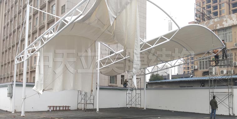 荊州湘荊長(zhǎng)鴻駕校大車(chē)車(chē)棚現(xiàn)場(chǎng)照