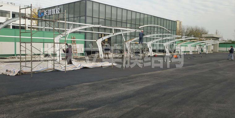 中天立美膜結(jié)構(gòu)車棚施工照