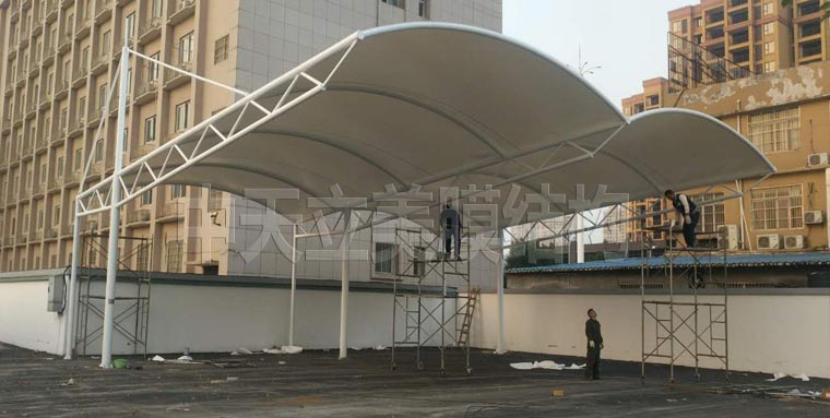 荊州湘荊長(zhǎng)鴻駕校大車(chē)車(chē)棚現(xiàn)場(chǎng)照