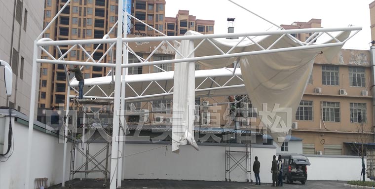 荊州湘荊長(zhǎng)鴻駕校大車(chē)車(chē)棚現(xiàn)場(chǎng)照