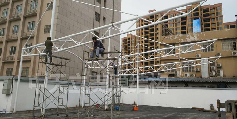 荊州湘荊長(zhǎng)鴻駕校大車(chē)車(chē)棚現(xiàn)場(chǎng)照