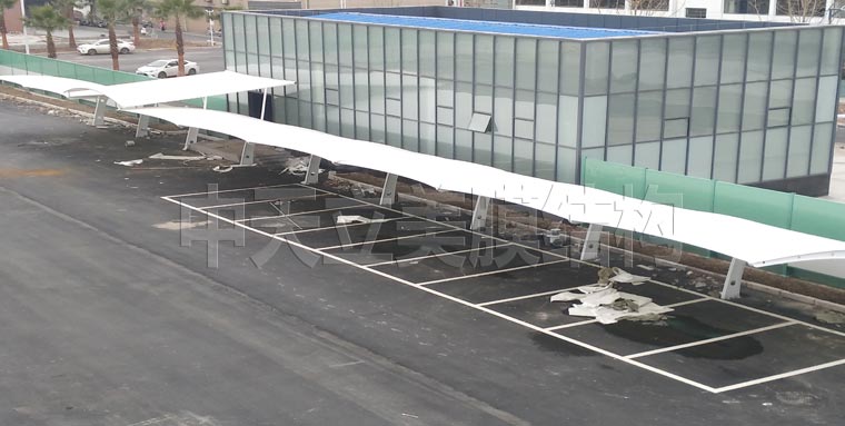 中天立美膜結(jié)構(gòu)車棚施工照