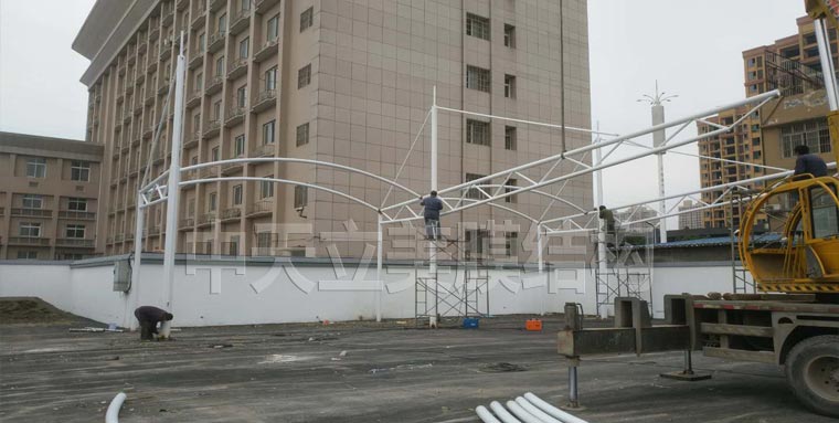 荊州湘荊長(zhǎng)鴻駕校大車(chē)車(chē)棚現(xiàn)場(chǎng)照