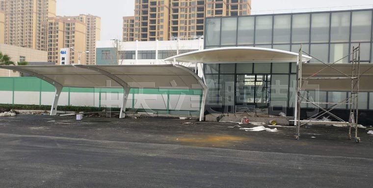 中天立美膜結(jié)構(gòu)車棚施工照