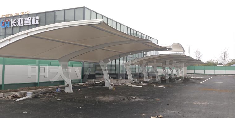 中天立美膜結(jié)構(gòu)車棚施工照