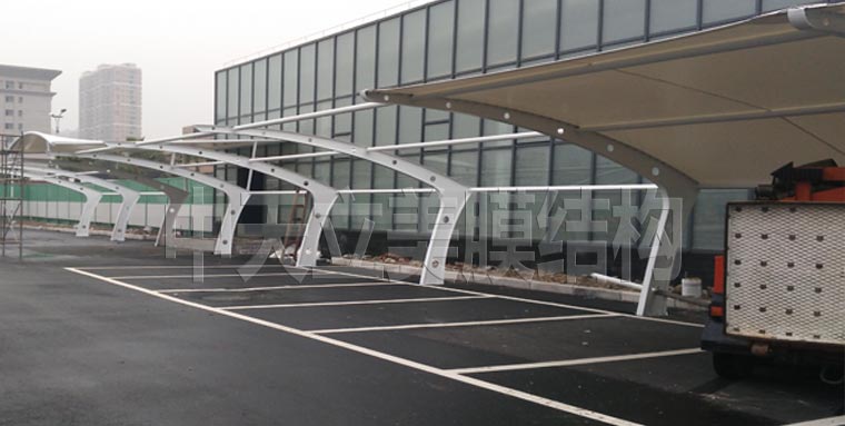 中天立美膜結(jié)構(gòu)車棚施工照