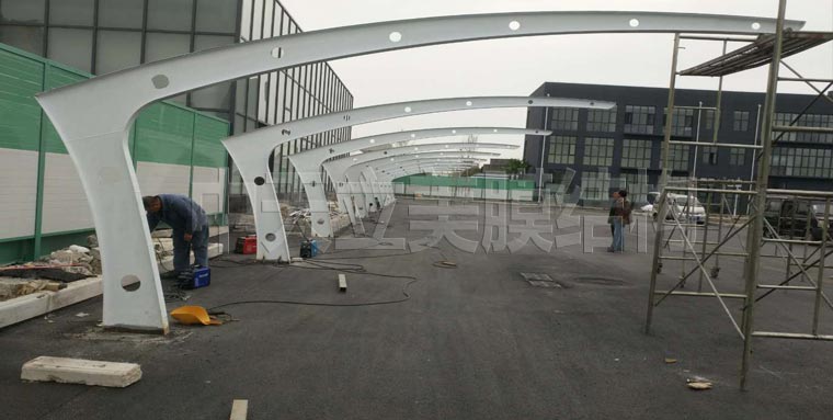 中天立美膜結(jié)構(gòu)車棚施工照