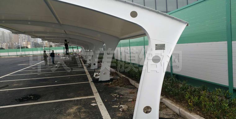 中天立美膜結(jié)構(gòu)車棚施工照