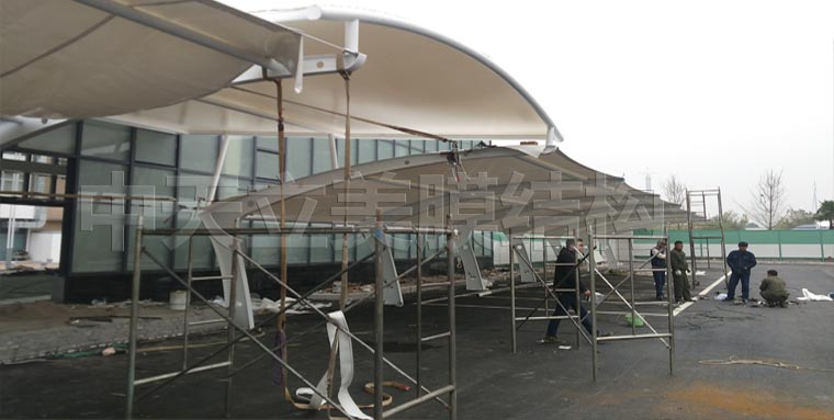中天立美膜結(jié)構(gòu)車棚施工照