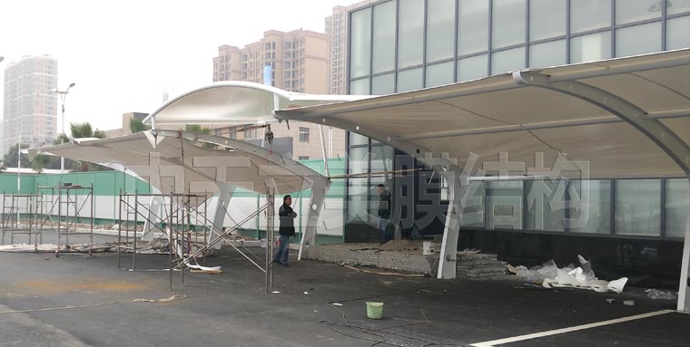 中天立美膜結(jié)構(gòu)車棚施工照