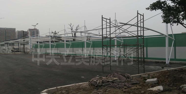中天立美膜結(jié)構(gòu)車棚現(xiàn)場(chǎng)施工照