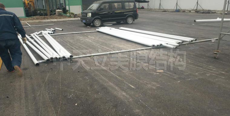 中天立美膜結(jié)構(gòu)車棚現(xiàn)場(chǎng)施工照