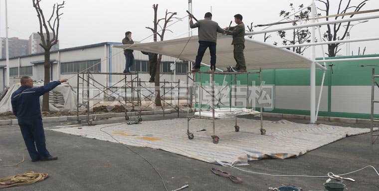 中天立美膜結(jié)構(gòu)車棚現(xiàn)場(chǎng)拉膜照