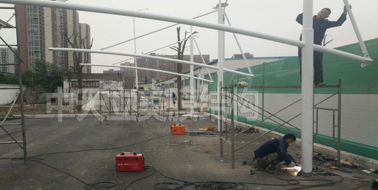 中天立美膜結(jié)構(gòu)車棚現(xiàn)場(chǎng)施工照
