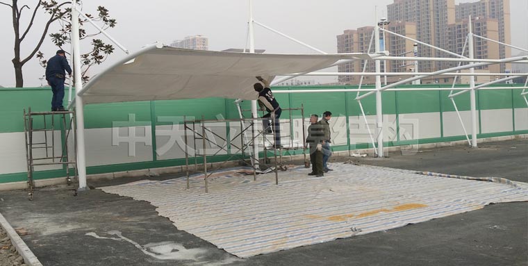 中天立美膜結(jié)構(gòu)車棚現(xiàn)場(chǎng)拉膜照