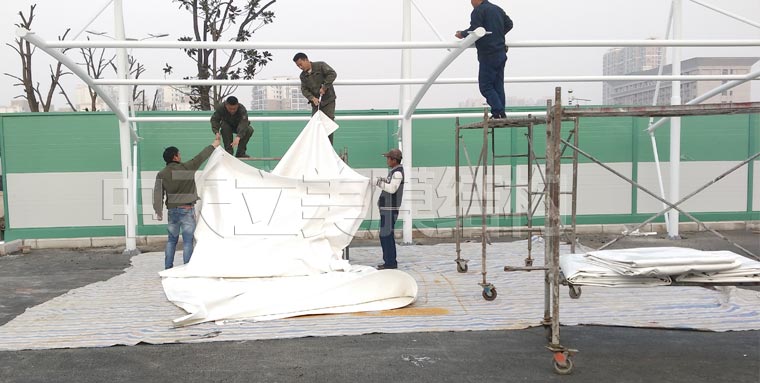 中天立美膜結(jié)構(gòu)車棚現(xiàn)場(chǎng)拉膜照