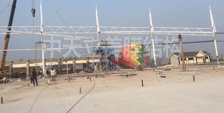 中天立美膜結(jié)構(gòu)造浪池施工照