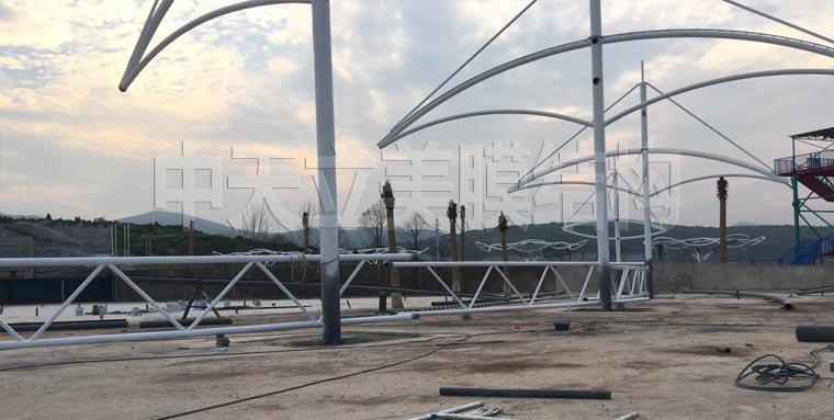 中天立美膜結(jié)構(gòu)造浪池施工照