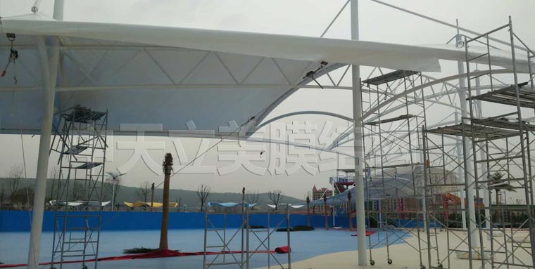 中天立美膜結(jié)構(gòu)造浪池施工照