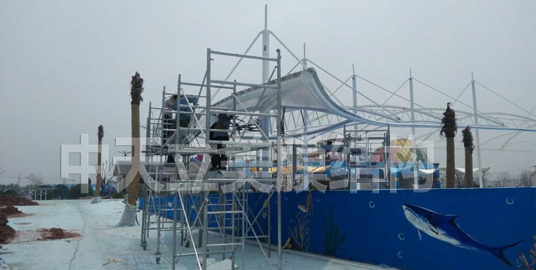 中天立美膜結(jié)構(gòu)造浪池施工照