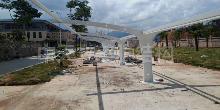 中天立美膜結(jié)構(gòu)車棚施工