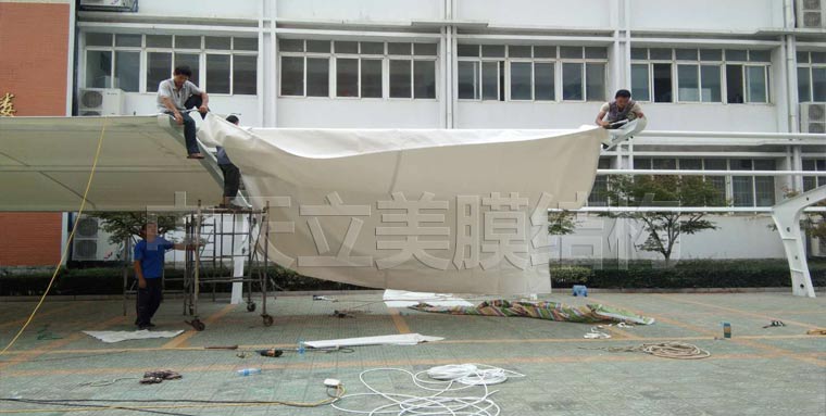 中天立美車棚-現(xiàn)場(chǎng)拉膜