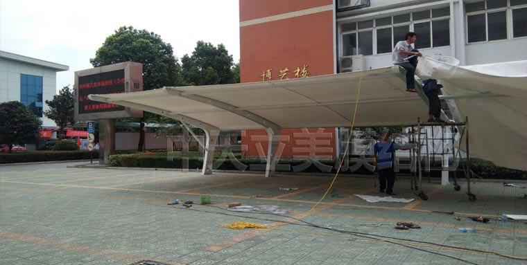 中天立美車棚-現(xiàn)場(chǎng)拉膜