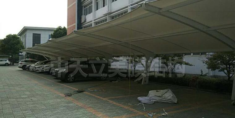 中天立美車棚-現(xiàn)場(chǎng)拉膜