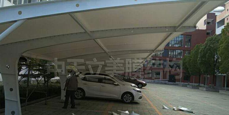 中天立美車棚-現(xiàn)場(chǎng)拉膜