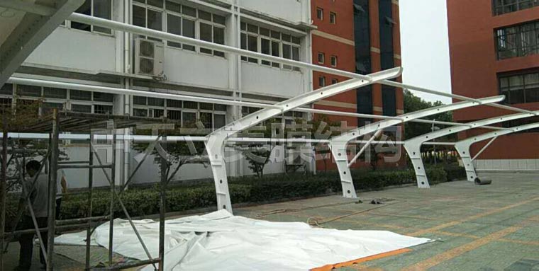 中天立美車棚-現(xiàn)場(chǎng)拉膜