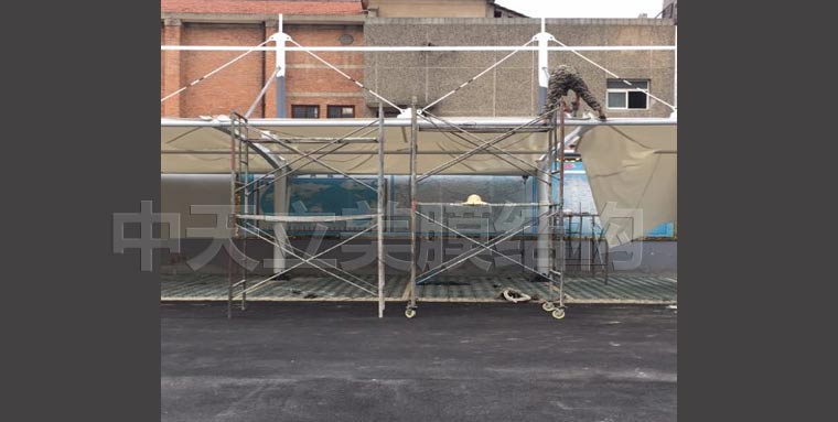 中天立美車棚現(xiàn)場拉膜