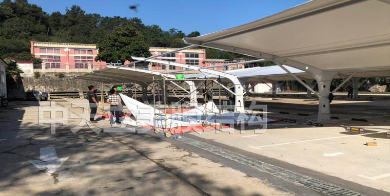 中天立美停車棚現(xiàn)場(chǎng)拉膜