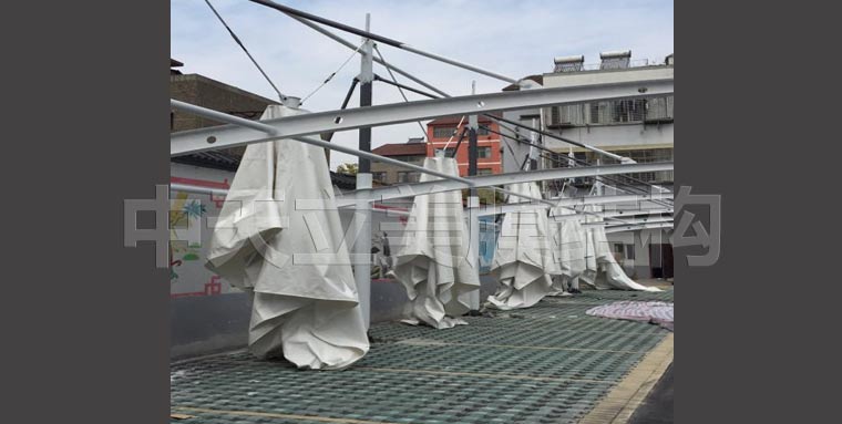 中天立美車棚現(xiàn)場拉膜