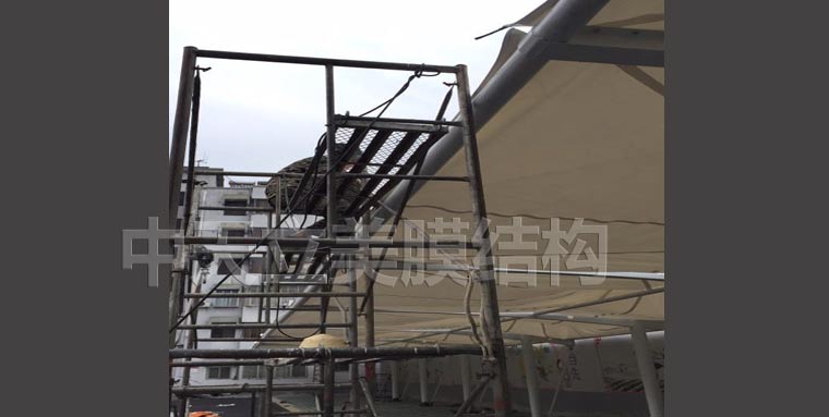 中天立美車棚現(xiàn)場拉膜