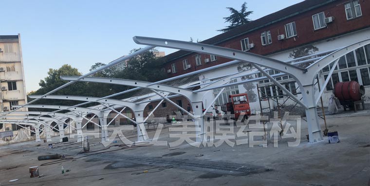 中天立美停車棚刷油漆