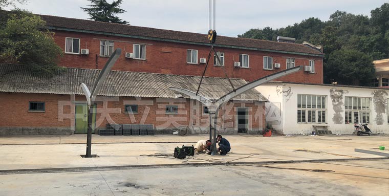 中天立美停車棚 鋼結(jié)構(gòu)組裝