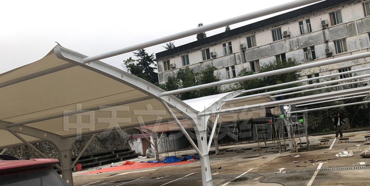 中天立美停車棚現(xiàn)場(chǎng)拉膜