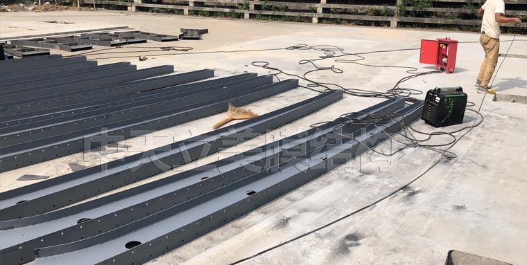 中天立美停車棚 鋼結(jié)構(gòu)進(jìn)場(chǎng)