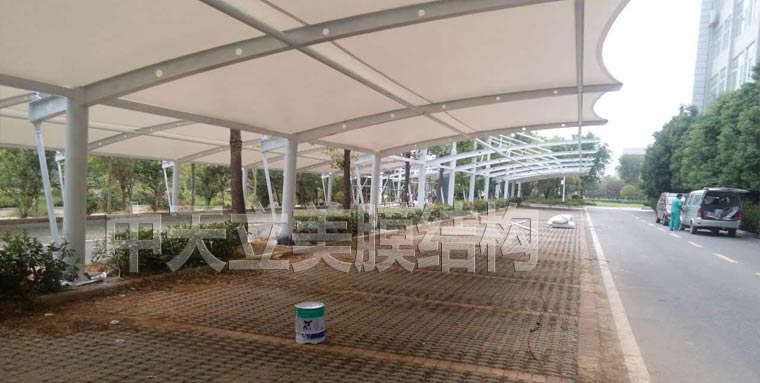 中天立美車棚現(xiàn)場拉膜