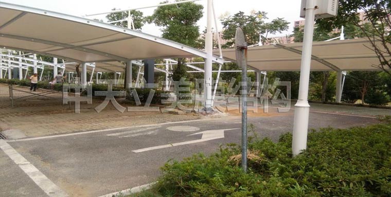 中天立美車棚現(xiàn)場拉膜